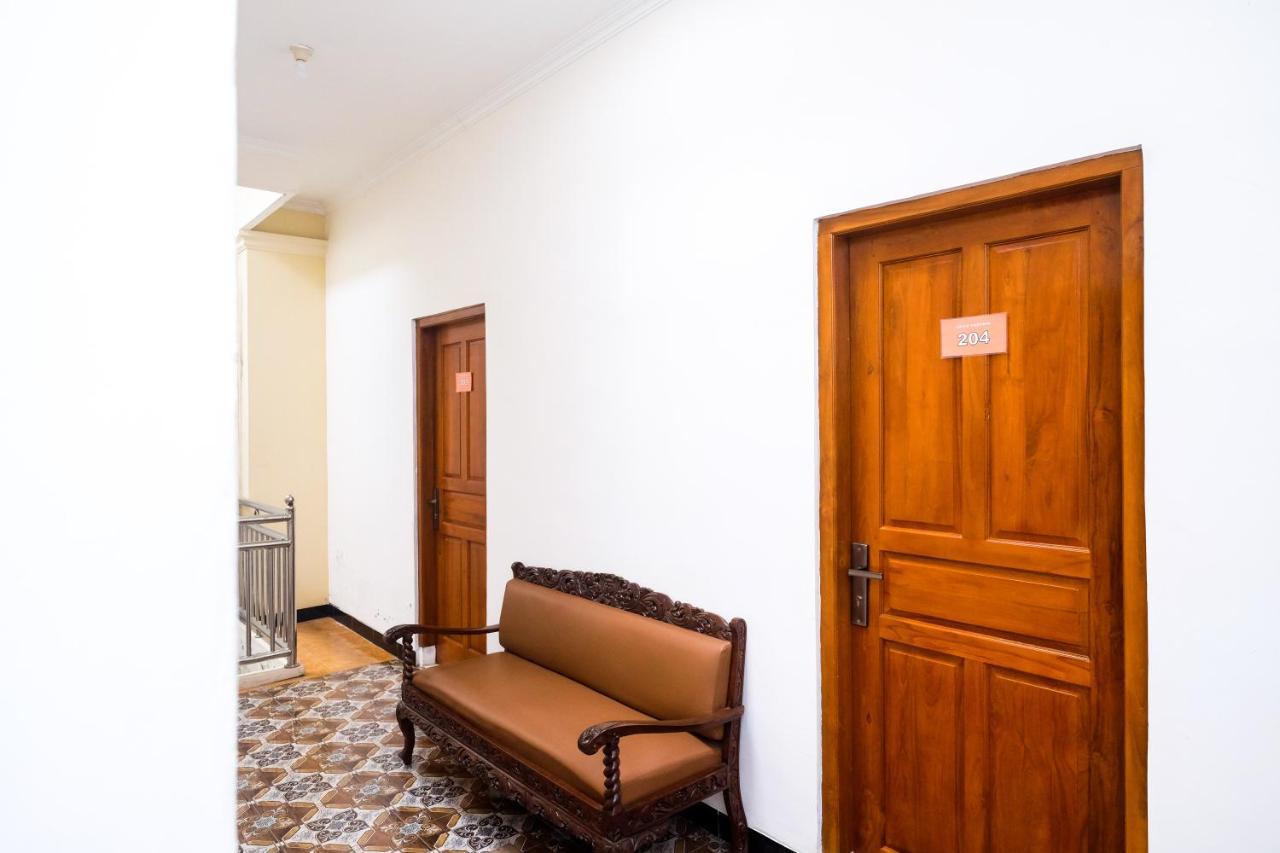 Reddoorz Syariah @ Griya Thamrin Manahan Solo Bagian luar foto