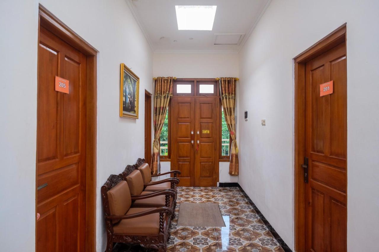 Reddoorz Syariah @ Griya Thamrin Manahan Solo Bagian luar foto