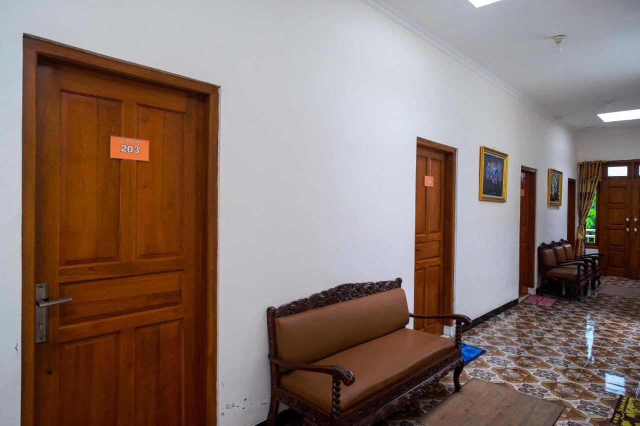 Reddoorz Syariah @ Griya Thamrin Manahan Solo Bagian luar foto