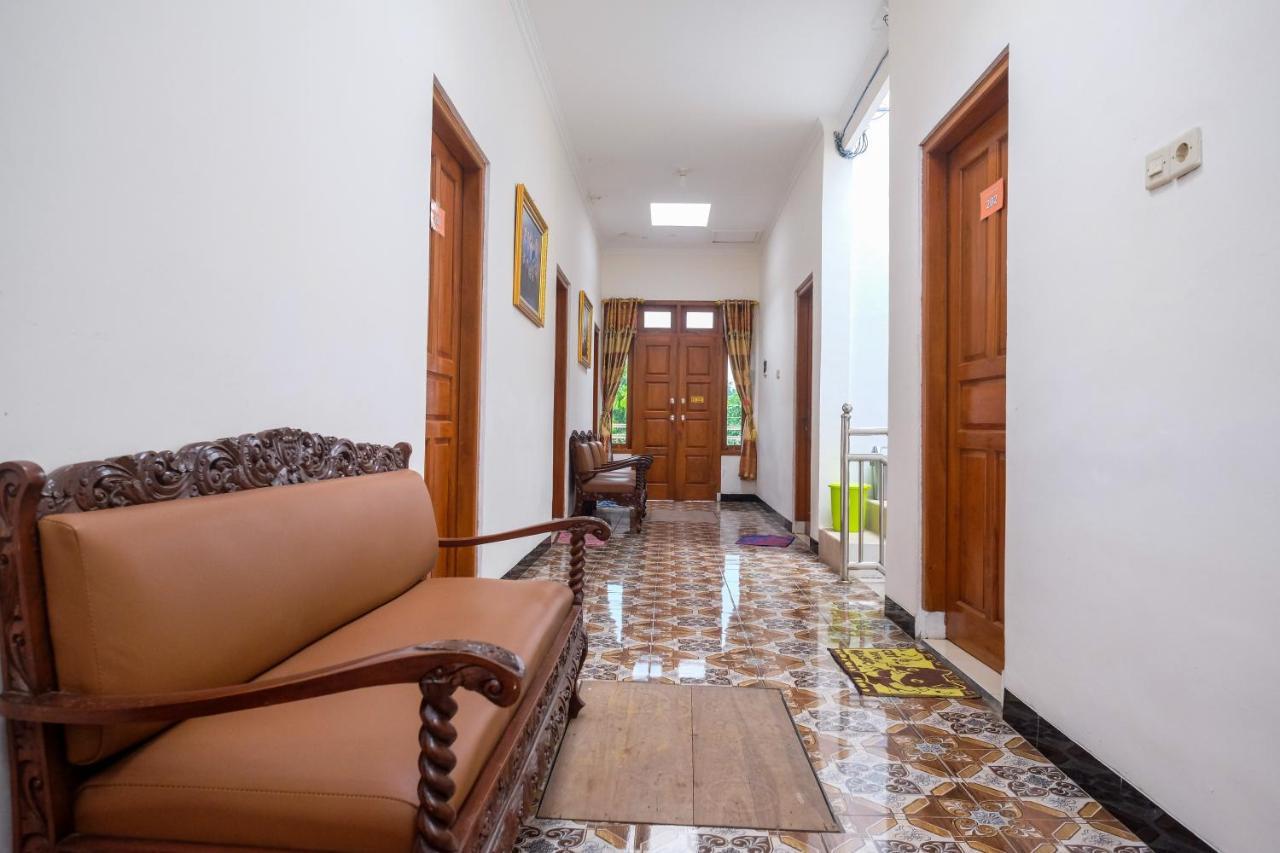 Reddoorz Syariah @ Griya Thamrin Manahan Solo Bagian luar foto